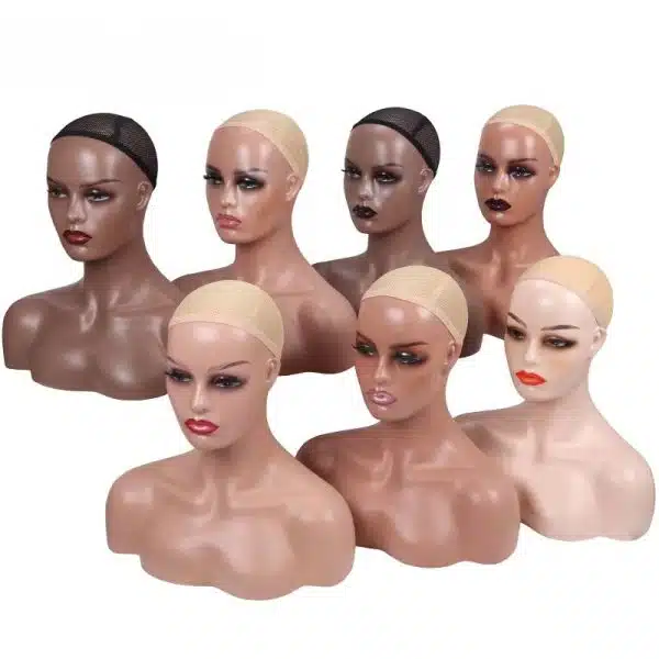 Lot de quatre têtes de mannequin avec buste de femme