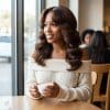 Perruque ondulée sans colle en cheveux brun chocolat avec dentelle transparente