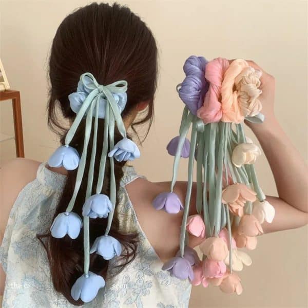 Chouchou élastique satiné avec fleurs de style tulipes