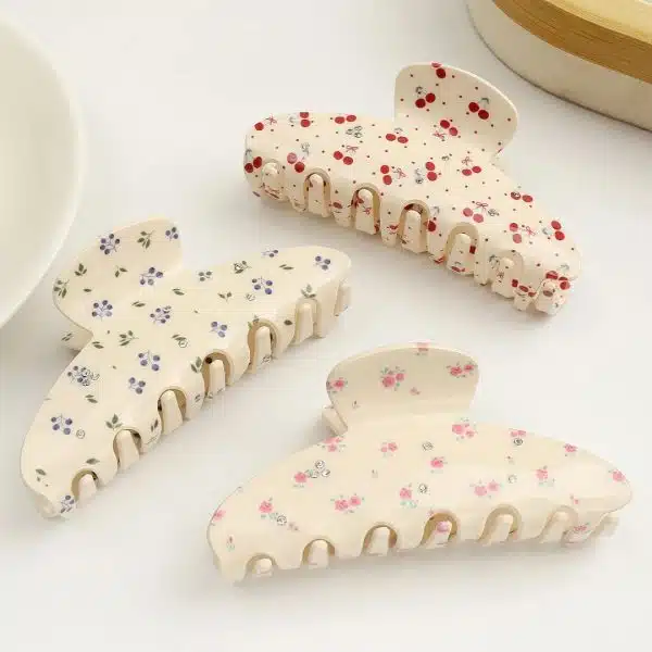Pince à cheveux crabe avec ressort beige crème à motifs