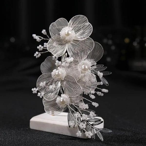 Accessoire de cheveux de mariage orné de fleurs en métal et perles