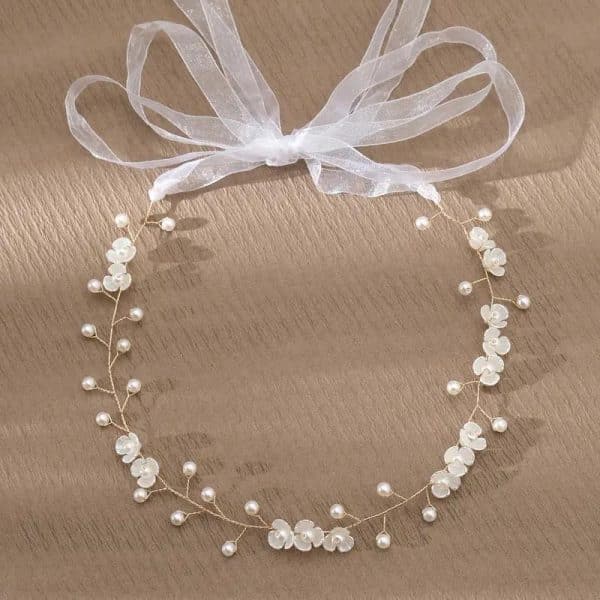 Accessoire de coiffure festif en branches fleuries avec perles nacrées et rubans