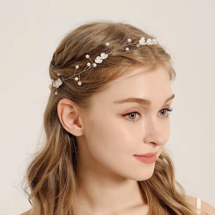 Accessoire de coiffure festif en branches fleuries avec perles nacrées et rubans