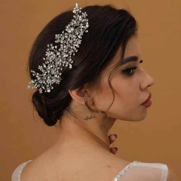 Bandeau floral ramifié pour chignon avec perles nacrées et cristaux transparents