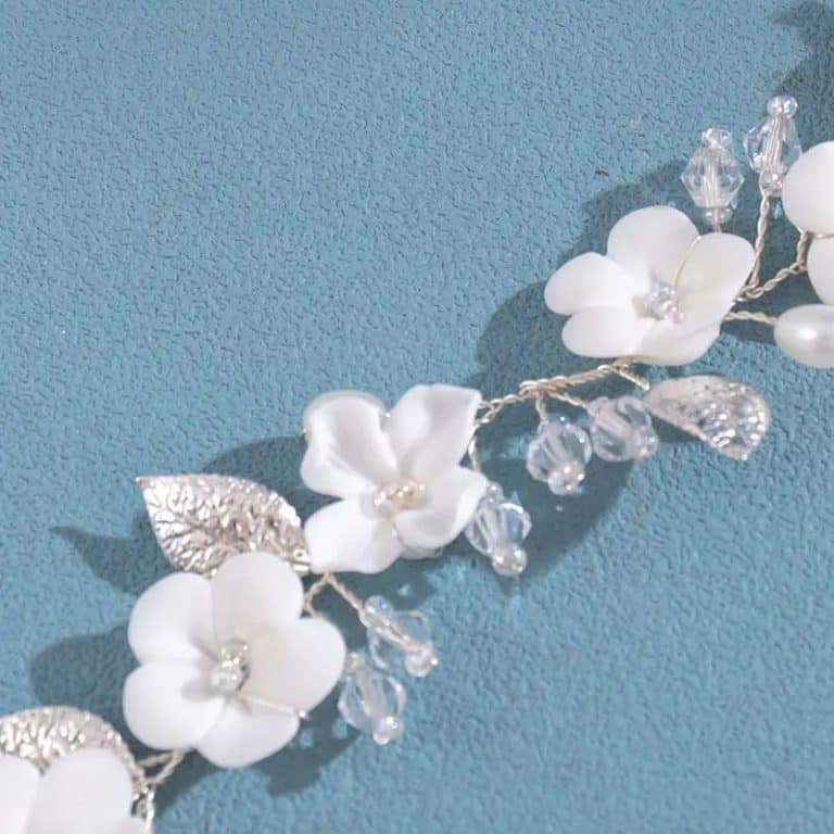 Bandeau-de-Coiffure-Argente-avec-Fleurs-Blanches-galerie-8777