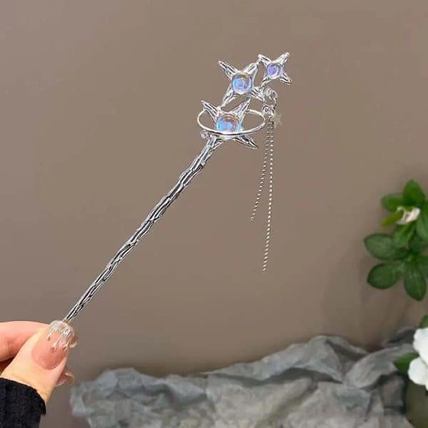 Bâton à cheveux argenté avec triple étoile et pierres bleu violet irisées
