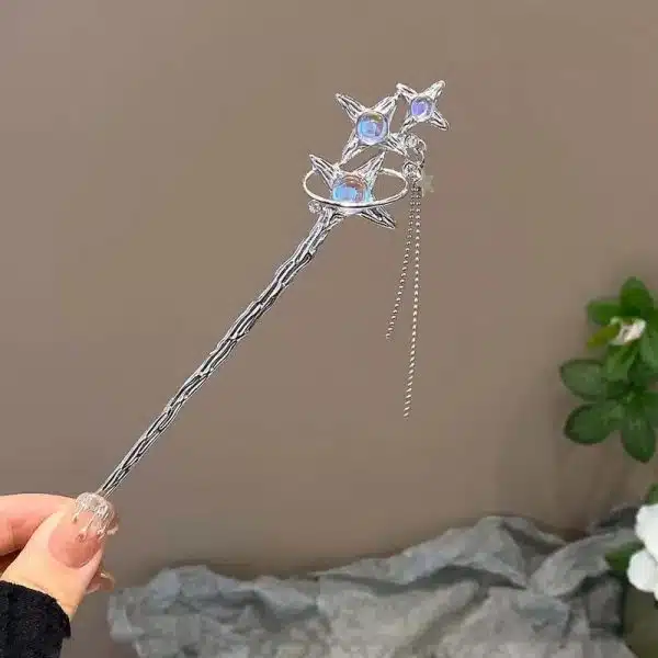 Bâton à cheveux argenté avec triple étoile et pierres bleu violet irisées