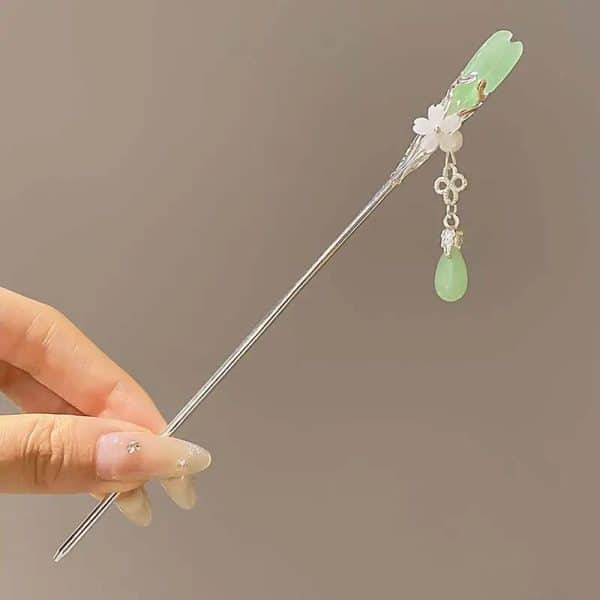 Bâton à cheveux motif de bambou vert translucide avec ornements pendants