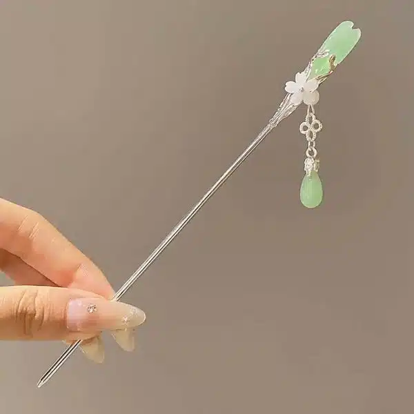 Bâton à cheveux motif de bambou vert translucide avec ornements pendants