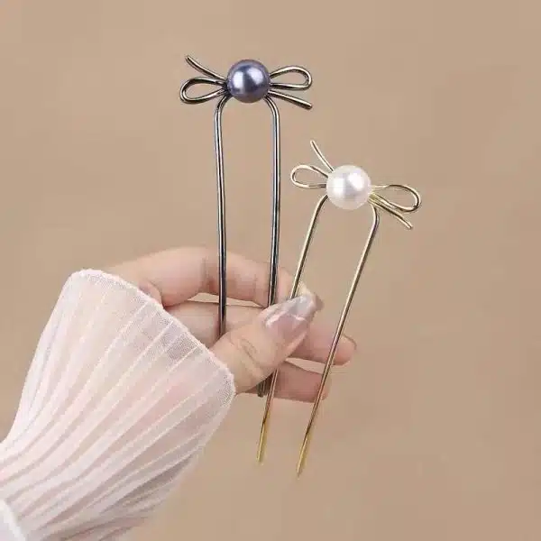 Bâton à cheveux à double tige avec perle ronde nacrée et nœud décoratif