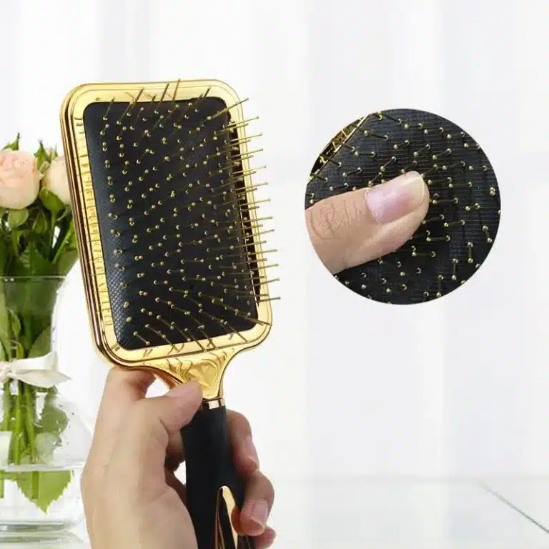 Brosse à cheveux avec coussin d'air et poignée ergonomique antidérapante dorée