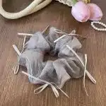 Chouchou coréen en tissu vaporeux orné de rubans décoratifs - Gris