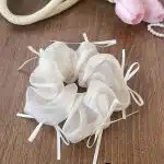Chouchou coréen en tissu vaporeux orné de rubans décoratifs - Beige
