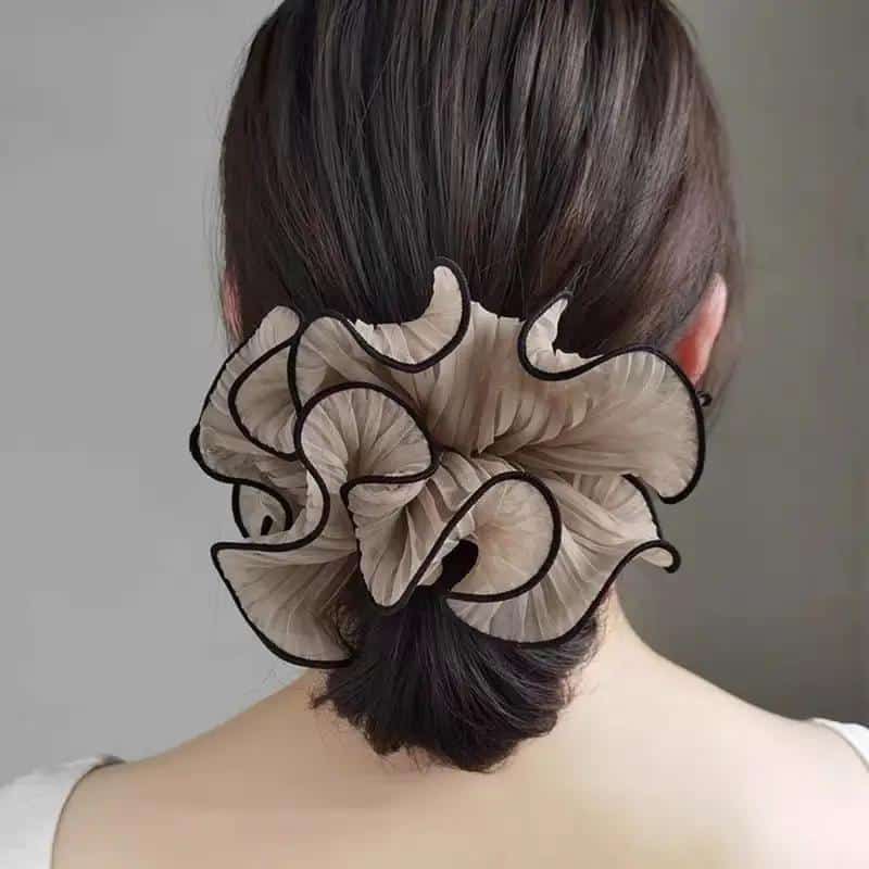 Scrunchie elastico per capelli con bordo a petali a contrasto