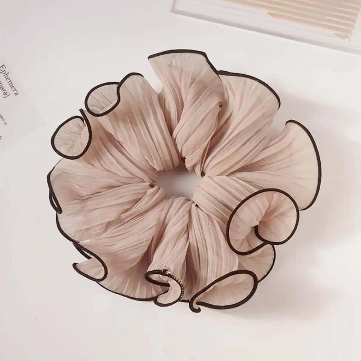 Scrunchie elastico per capelli con bordo a petali a contrasto - Beige