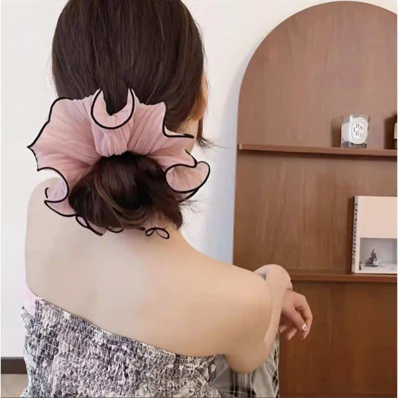Scrunchie elastico per capelli con bordo a petali a contrasto