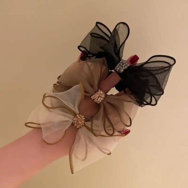 Chouchou nœud papillon en organza orné de strass pour cheveux