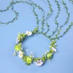 Couronne-de-Fleurs-Artificielles-Ornee-de-Marguerites-et-Rubans-galerie-5234