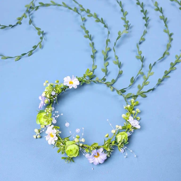 Couronne-de-Fleurs-Artificielles-Ornee-de-Marguerites-et-Rubans-galerie-5234