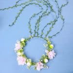 Couronne-de-Fleurs-Artificielles-Ornee-de-Marguerites-et-Rubans-galerie-7103
