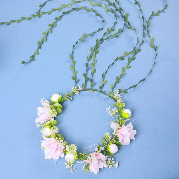 Couronne de fleurs artificielles ornée de marguerites et rubans