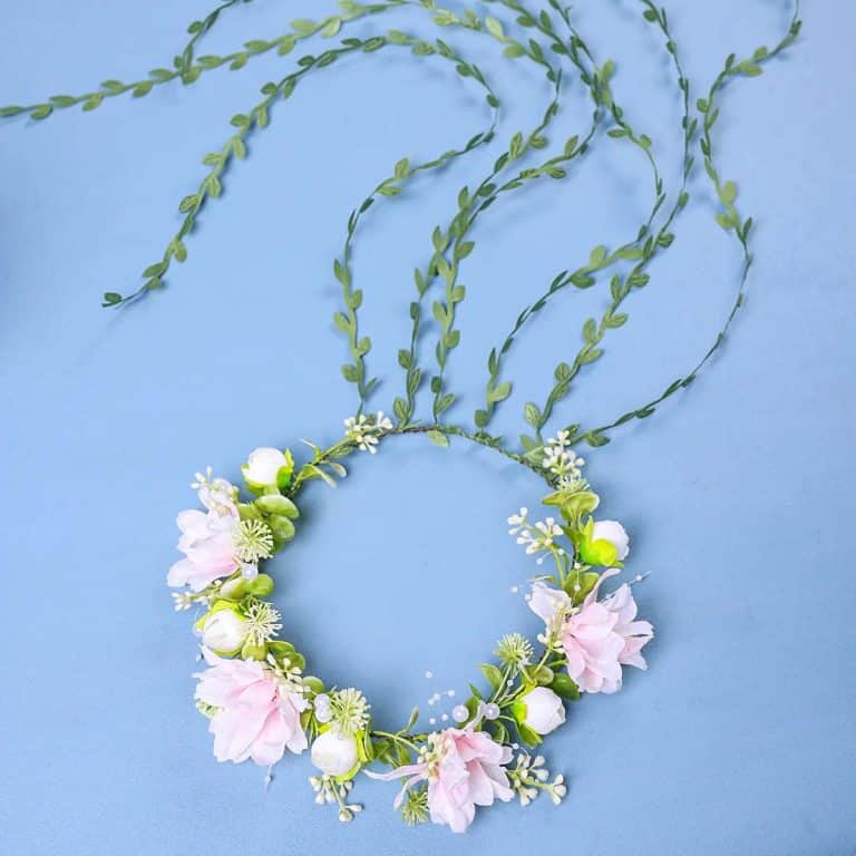 Couronne-de-Fleurs-Artificielles-Ornee-de-Marguerites-et-Rubans-galerie-7103
