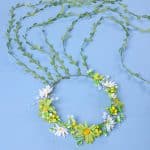 Couronne-de-Fleurs-Artificielles-Ornee-de-Marguerites-et-Rubans-galerie-9697