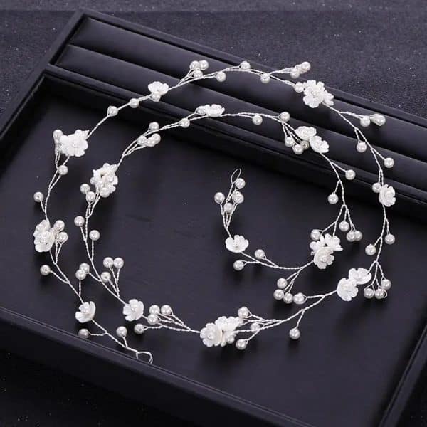 Couronne pour cheveux avec fleurs blanches et perles nacrées