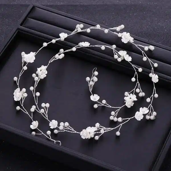 Couronne pour cheveux avec fleurs blanches et perles nacrées