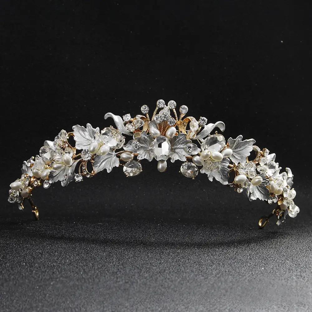 Diadema de boda con flores, perlas nacaradas y strass