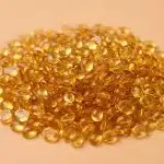 Grains de colle à la kératine ambré pour fixation d’extensions capillaires
