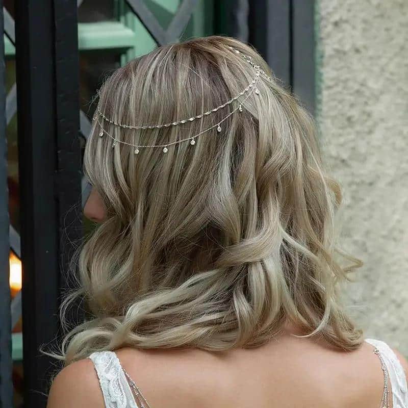 Gioiello per capelli (headpiece) a catenelle sovrapposte decorato con strass e perle