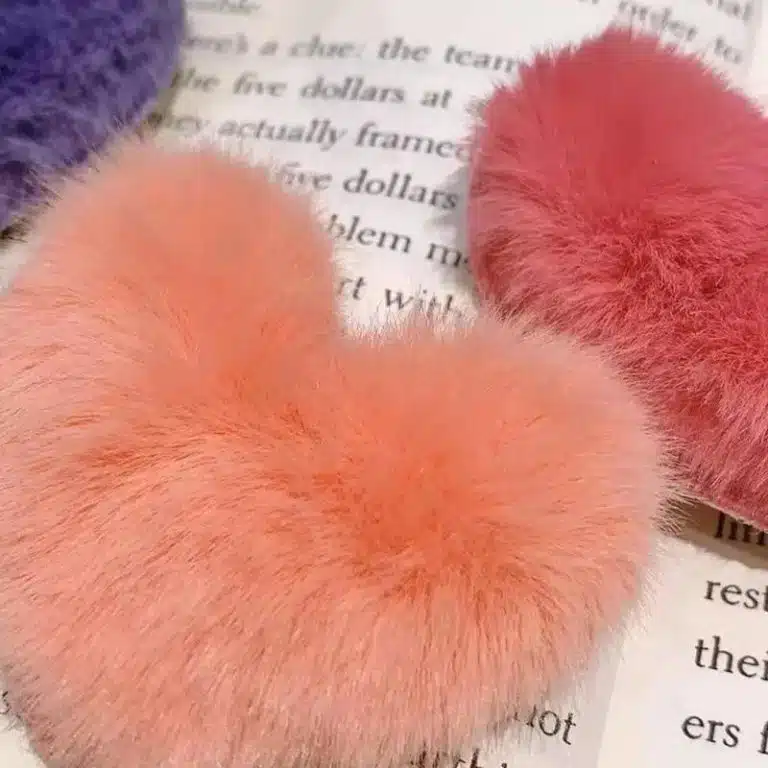 Lot de 10 barrettes en forme de cœur recouvertes de fourrure multicolores