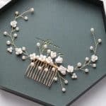 Peigne-a-Cheveux-de-Mariee-avec-Perles-Nacrees-et-Fleurs-Blanches-galerie-7706