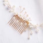 Peigne-a-cheveux-de-mariee-avec-perles-nacrees-et-fleurs-blanches-3543