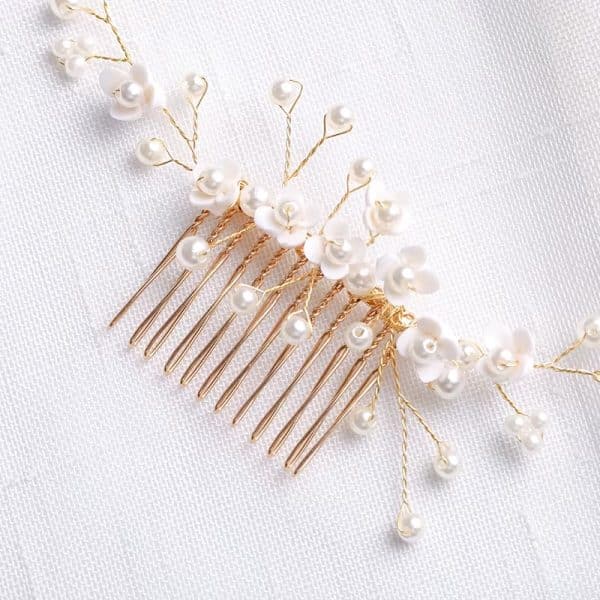 Peigne à cheveux de mariée avec perles nacrées et fleurs blanches