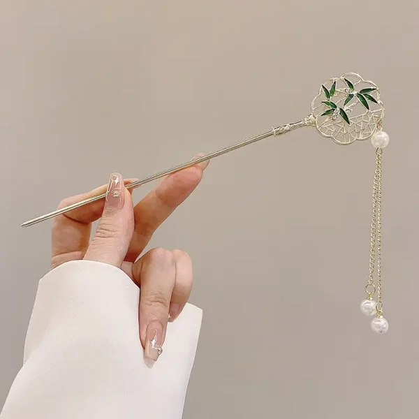 Pic à cheveux avec médaillon ajouré et perles pendantes nacrées