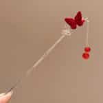 Pic-a-Chignon-Romantique-avec-Roses-Rouges-et-Branche-Doree-galerie-1634
