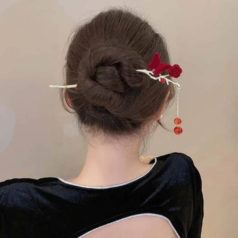 Pic-a-Chignon-Romantique-avec-Roses-Rouges-et-Branche-Doree-galerie-3213