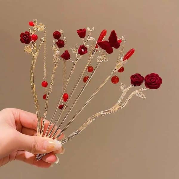 Pic à chignon romantique avec roses rouges et branche dorée