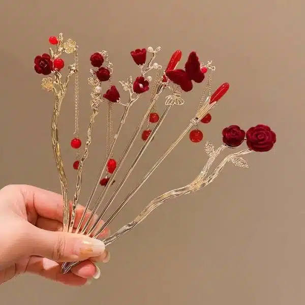 Pic à chignon romantique avec roses rouges et branche dorée