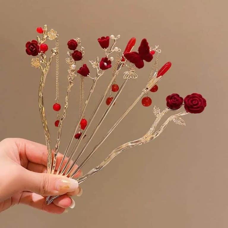 Pic-a-Chignon-Romantique-avec-Roses-Rouges-et-Branche-Doree-galerie-3229