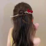 Pic-a-Chignon-Romantique-avec-Roses-Rouges-et-Branche-Doree-galerie-3421