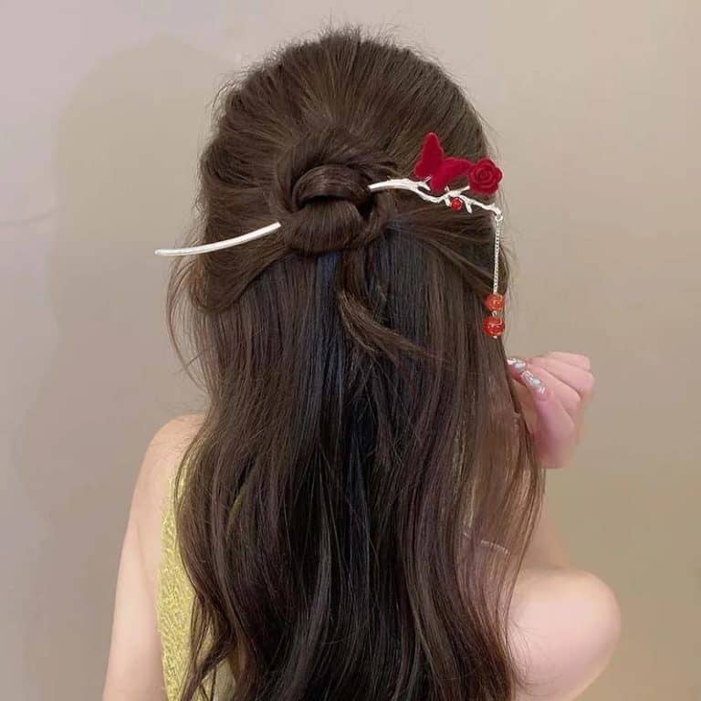 Pic-a-Chignon-Romantique-avec-Roses-Rouges-et-Branche-Doree-galerie-3421