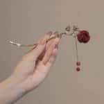 Pic-a-Chignon-Romantique-avec-Roses-Rouges-et-Branche-Doree-galerie-3705