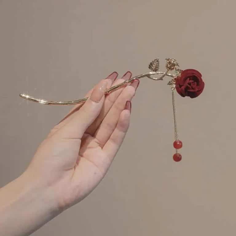 Pic-a-Chignon-Romantique-avec-Roses-Rouges-et-Branche-Doree-galerie-3705