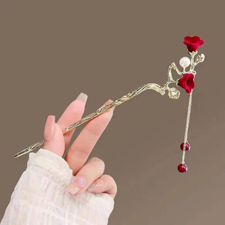 Pic-a-Chignon-Romantique-avec-Roses-Rouges-et-Branche-Doree-galerie-3826