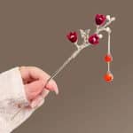 Pic-a-Chignon-Romantique-avec-Roses-Rouges-et-Branche-Doree-galerie-5748