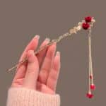 Pic-a-Chignon-Romantique-avec-Roses-Rouges-et-Branche-Doree-galerie-6924