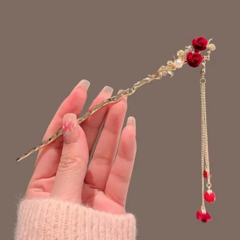 Pic-a-Chignon-Romantique-avec-Roses-Rouges-et-Branche-Doree-galerie-6924